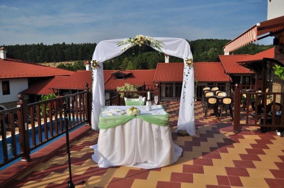 Комплекс "Рачев Резидънс" с. Арбанаси> Тема: Вяра, надежда и любов Бяло, синьо и светлозелено